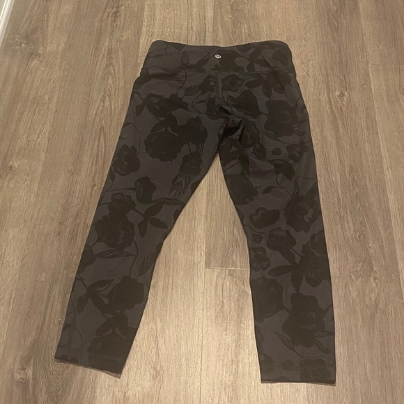 Lululemon Floral Print Capris - Size 6 - Picture 2 of 2